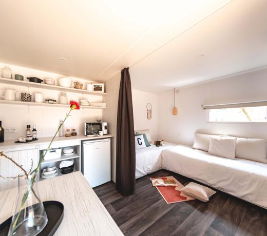 Monolocale luminoso con cucina attrezzata e letto singolo.