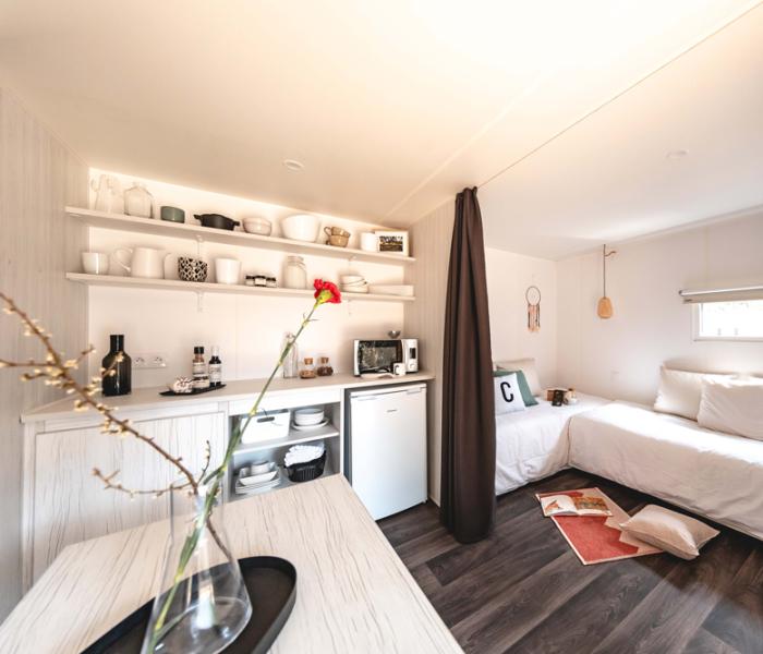 Monolocale luminoso con cucina attrezzata e letto singolo.